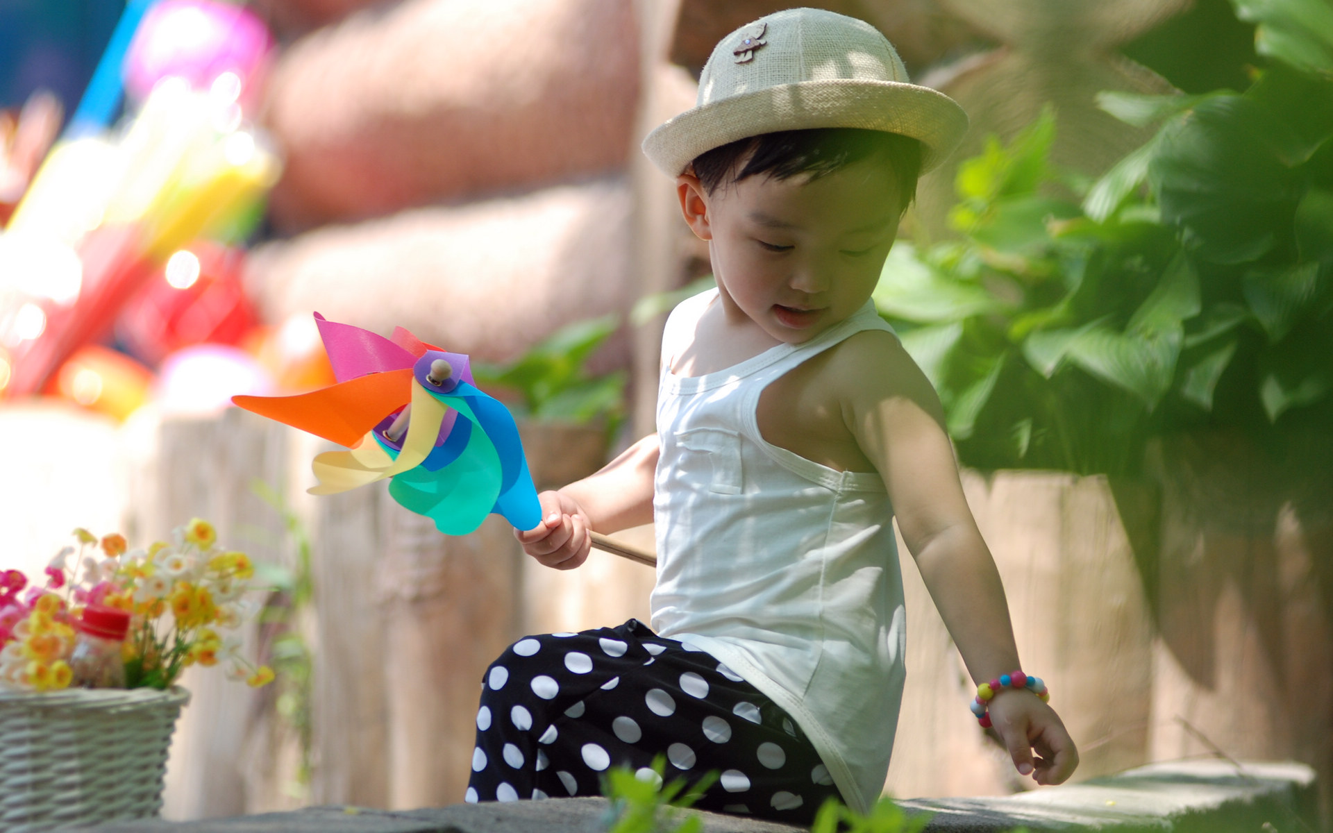 户外阳光下的淘气可爱宝宝高清壁纸图片大全(二)