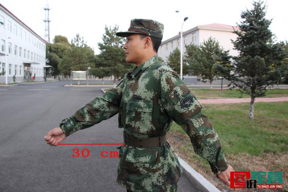 一步一动,一左一右都能体现军人"步调一致","团结协作"的团队精神.