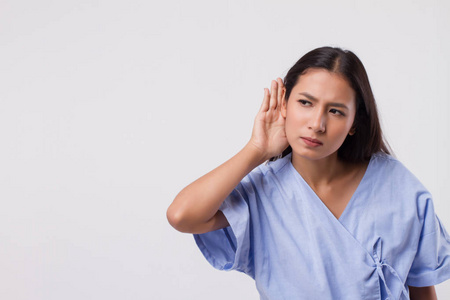 坏消息或有听力损害,伤心沮丧不快乐的女人倾听的耳朵重听照片