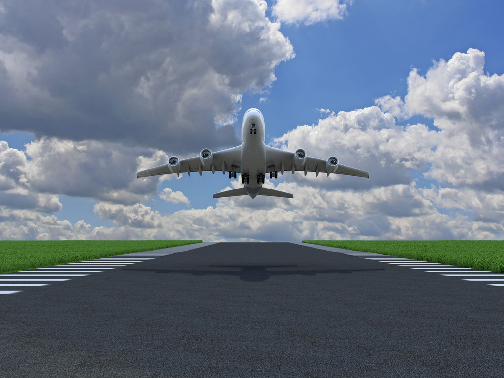 飞机起飞,飞机起飞在地面与草在跑道上