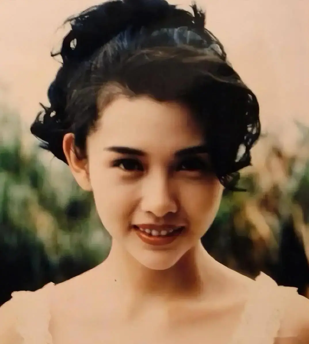 邱淑贞当年的写真,美貌与才华兼具,真是人间尤物!