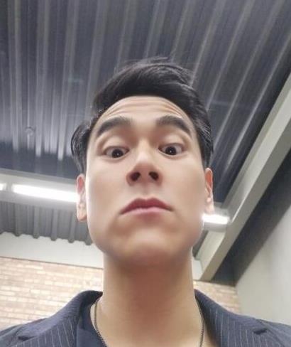 自黑无极限彭于晏搞怪自拍挤出抬头纹双下巴