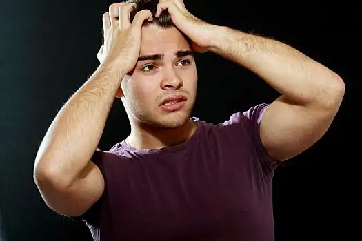 失望,年轻,金发,女人,挠,头部,看,休闲,仰视,空,留白,蓝色背景绝望