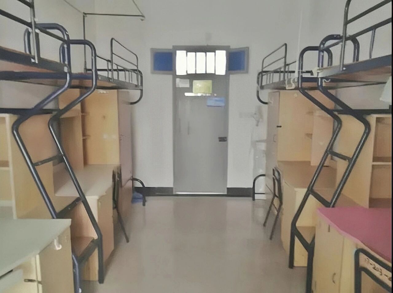 其余的大部分宿舍均为一边床一边桌.
