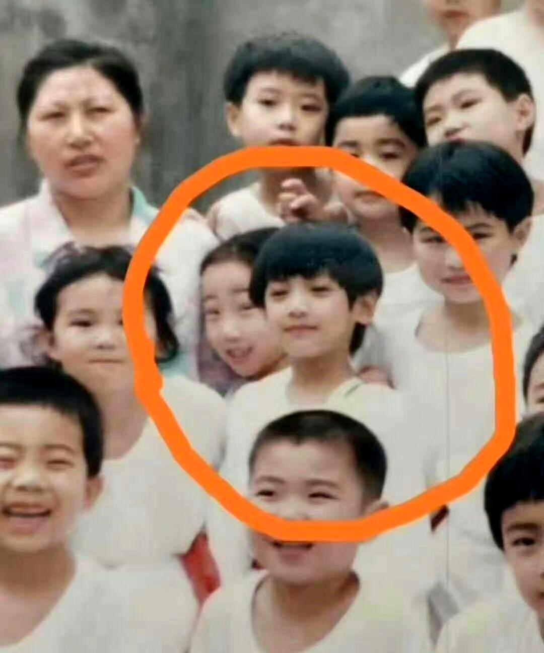 罗云熙的童年照笑得很开心,这段黑历史似乎永远也扒不完.