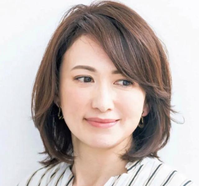 女人四十岁以后,尽量别留长发!试试这3款发型,气质又减龄