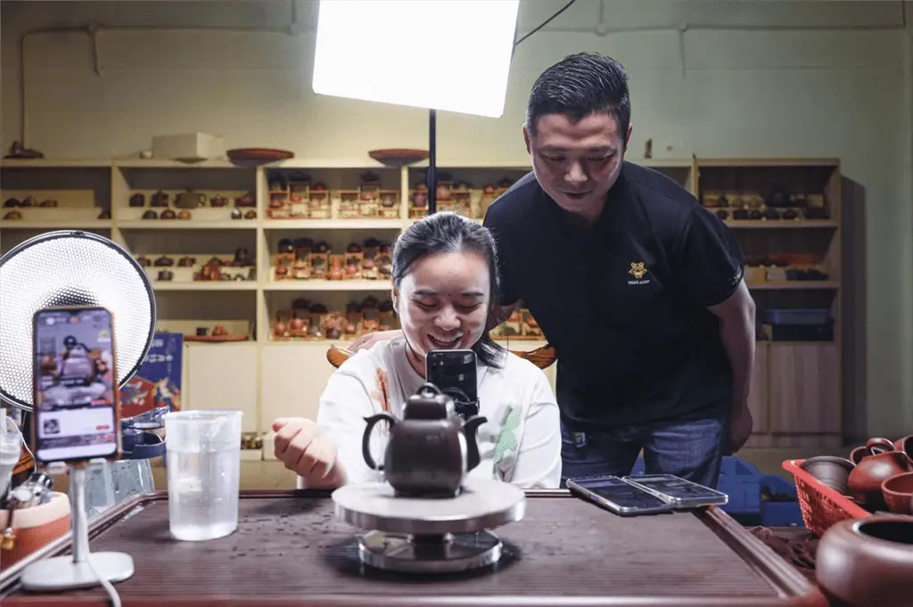 把手艺亮在直播灯下:新电商大潮下宜兴紫砂工匠群像_范君浩_庞红亮_王