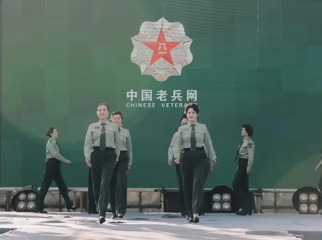 潇洒女兵,军中玫瑰 - 抖音