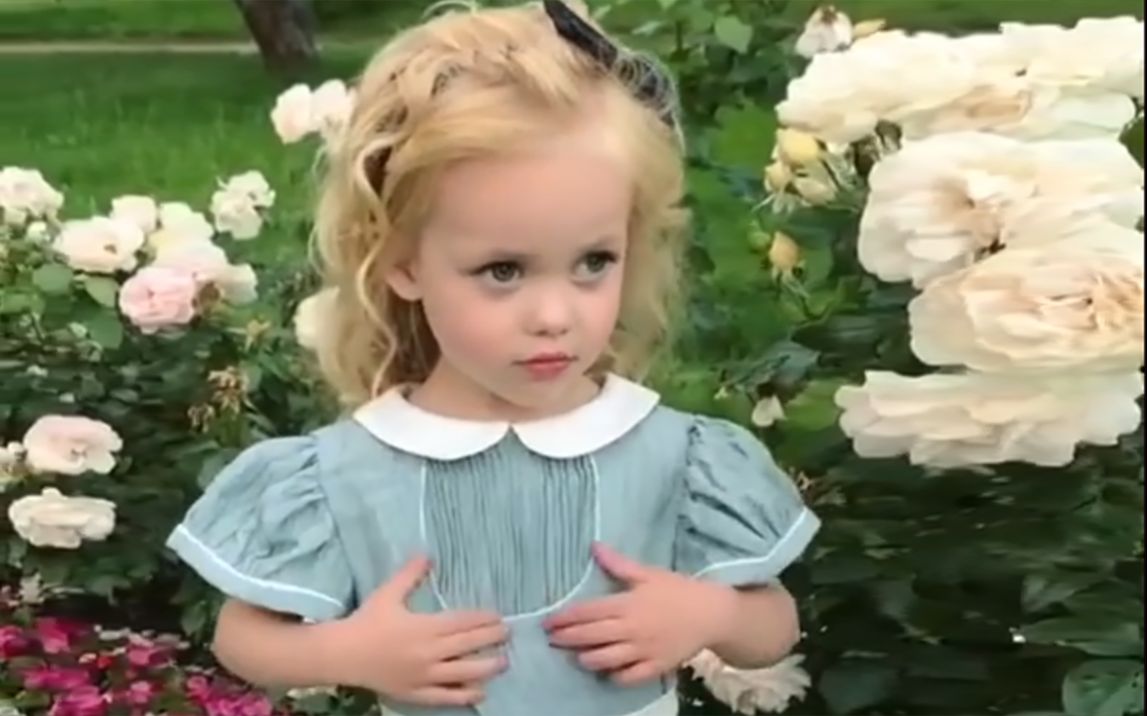 原来俄罗斯的弹舌从小就会最后那个挑眉微笑然后仰头的小表情又可爱又