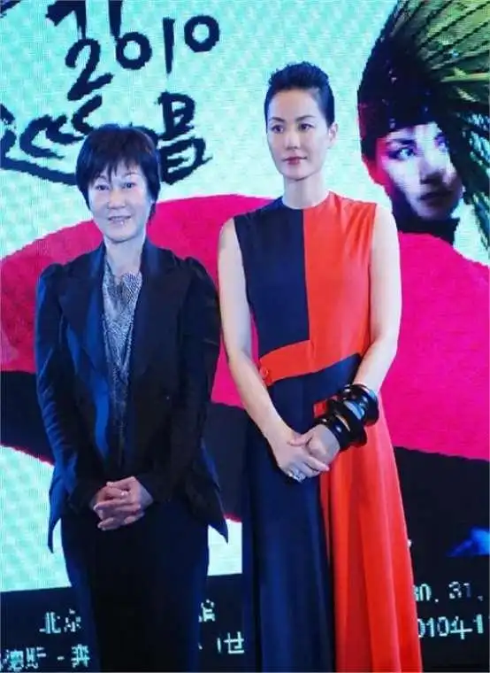 你见过不会变老的天后吗55岁王菲的少女感秘诀其实在性格