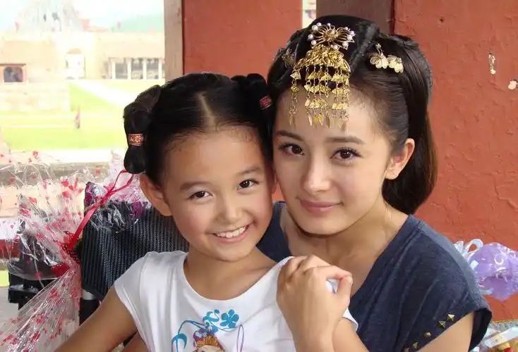 娱乐圈长大的童星私生活复杂杨紫疑整容还遭骂宋祖儿男友竟是杀马特