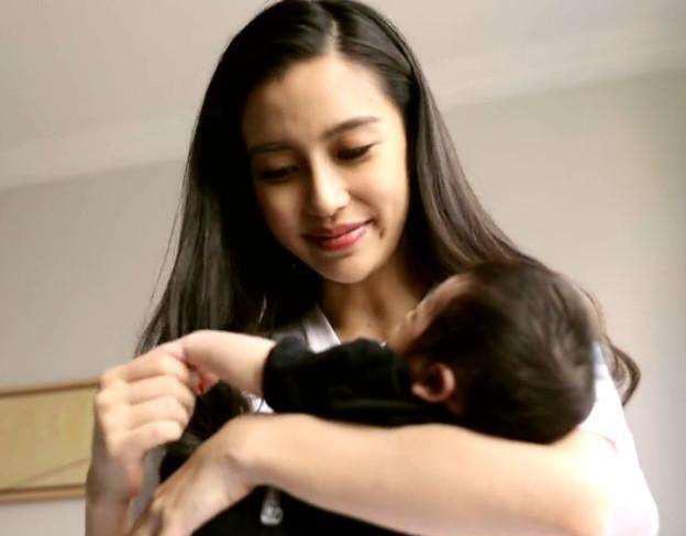 2017年,娇小的angelababy顺产,生下了一个男宝.