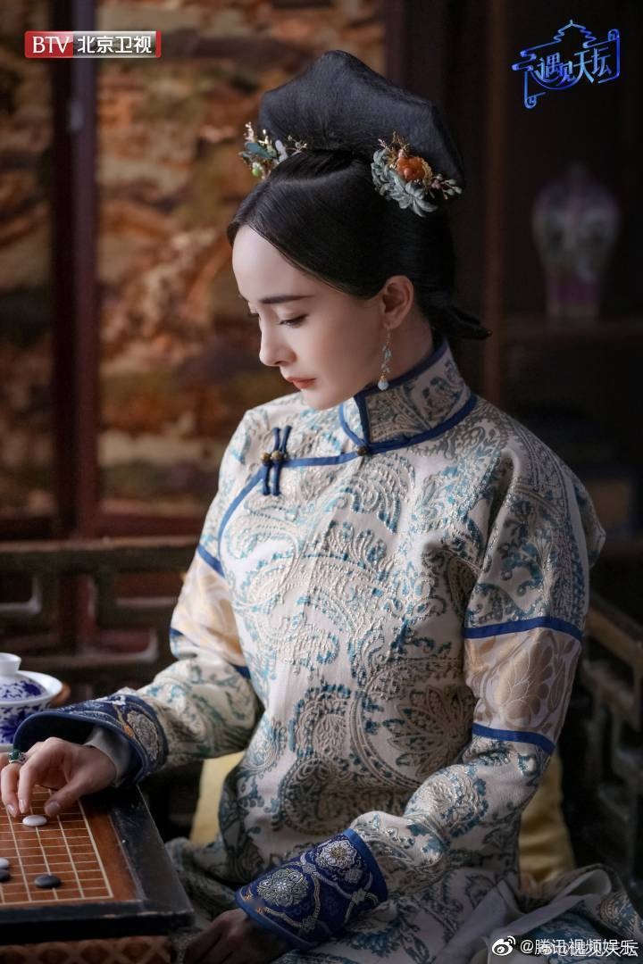杨幂与李治廷搭档再次出演清宫戏《遇见天坛》,八年前的晴川变成了令