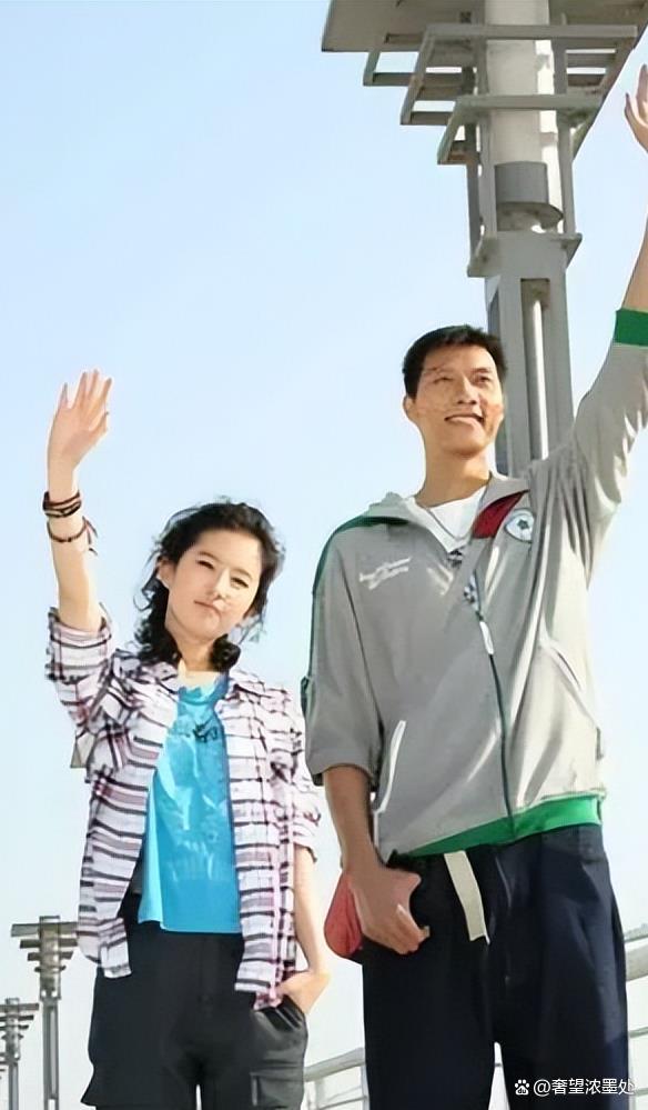 当时有媒体爆料,易建联对刘亦菲一见钟情,并开始苦苦追求.