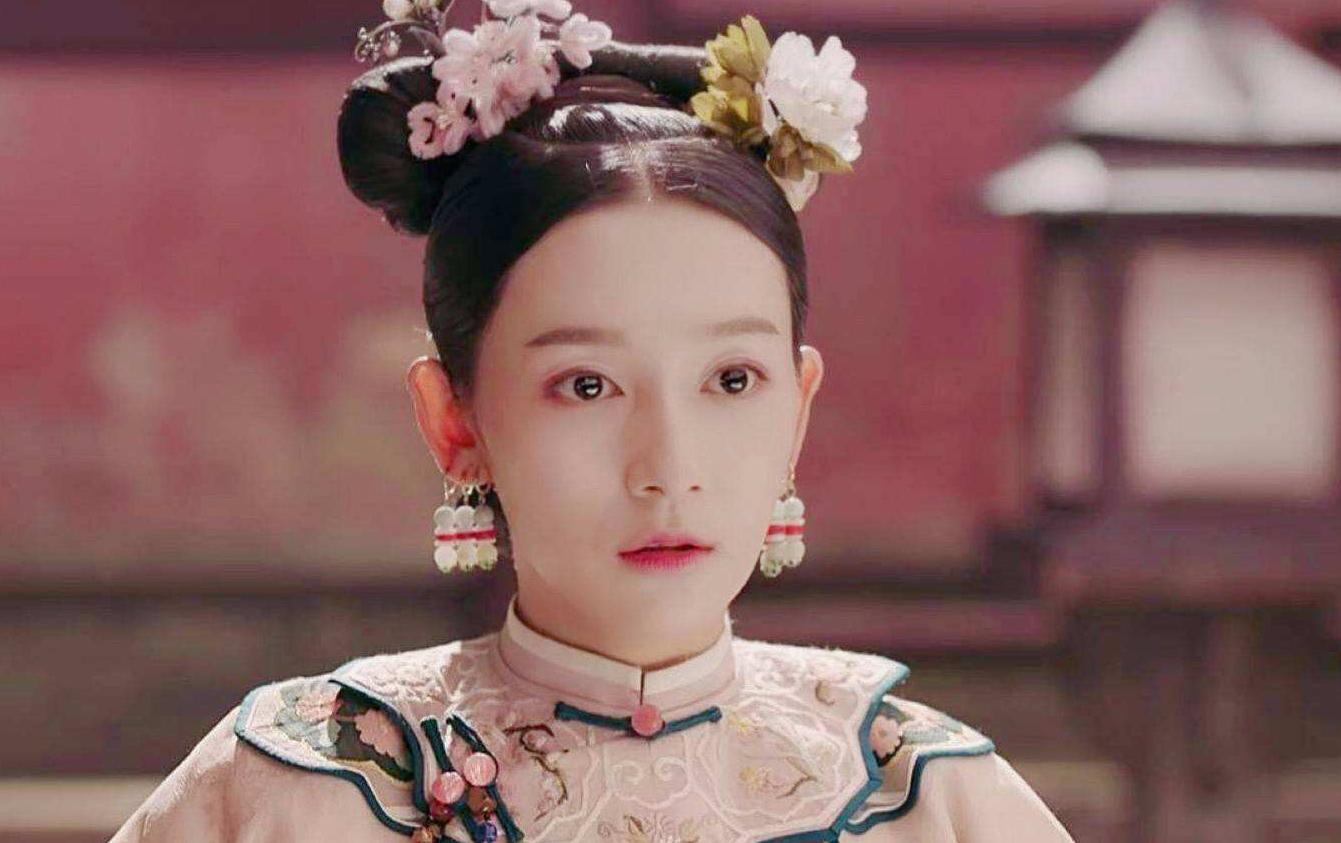 她与侄女一起入宫,侄女贵为皇后却英年早逝,她不得宠却安度晚年