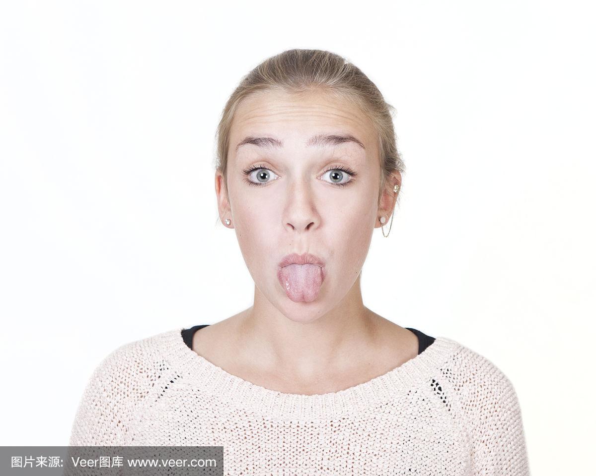 年轻女子伸出舌头