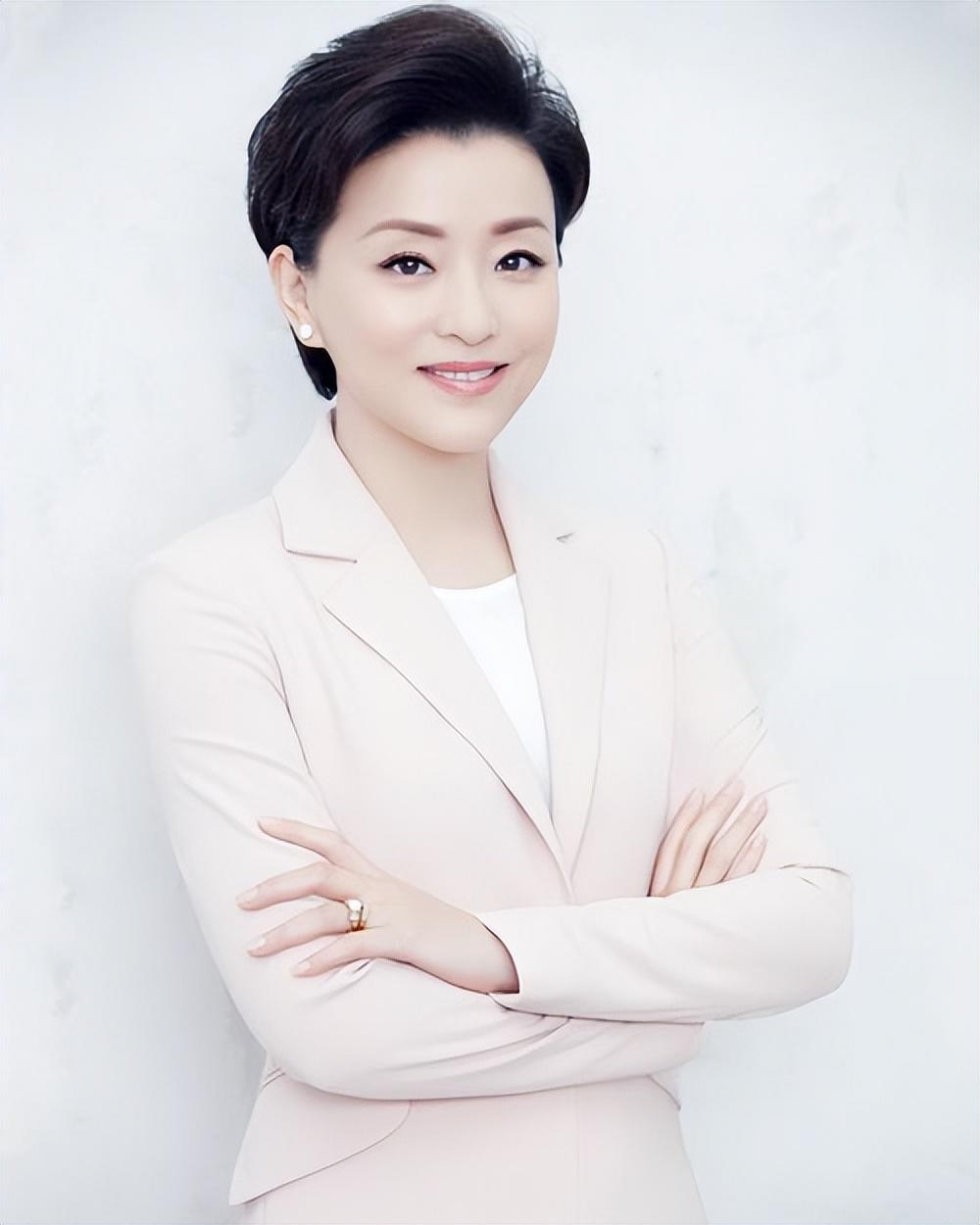 回顾杨澜:26岁从央视辞职,二婚嫁百亿富豪,相伴27年恩爱如初