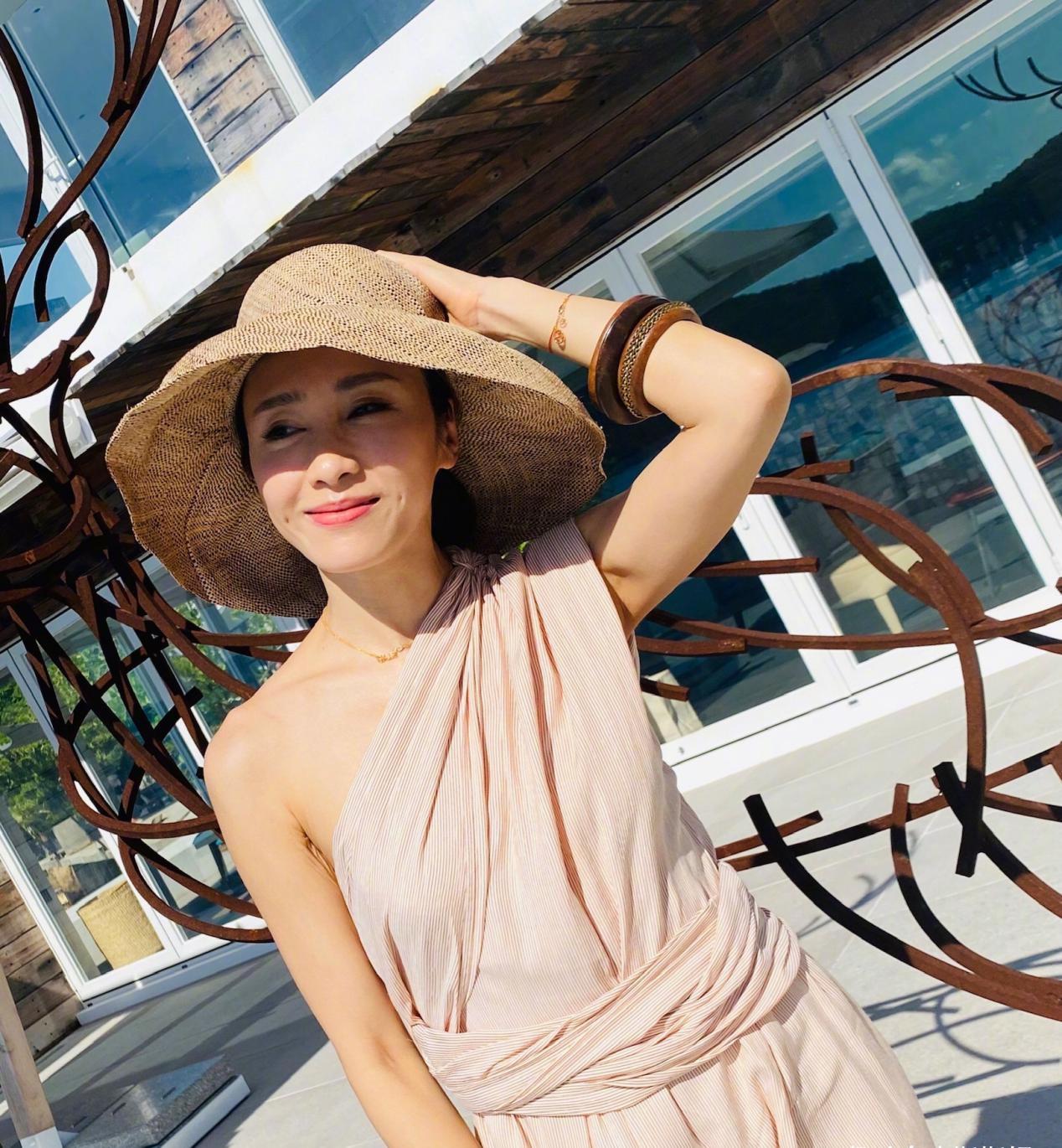 原创拒绝许晋亨嫁给跛脚富豪49岁黎姿晒近照小秀香肩美貌不减当年