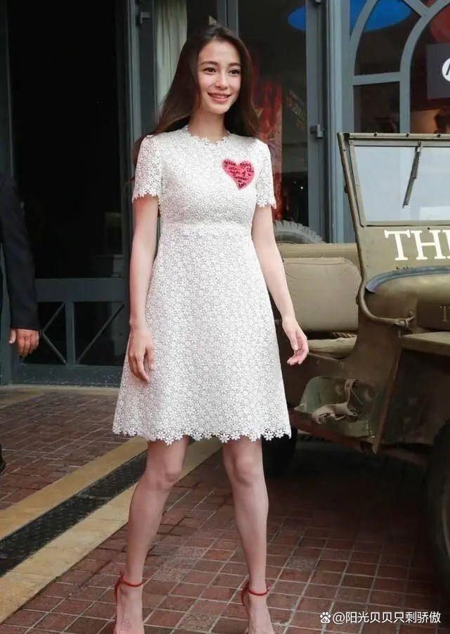 杨颖,艺名angelababy,是中国备受瞩目的女演员和模特,以她精致的五官