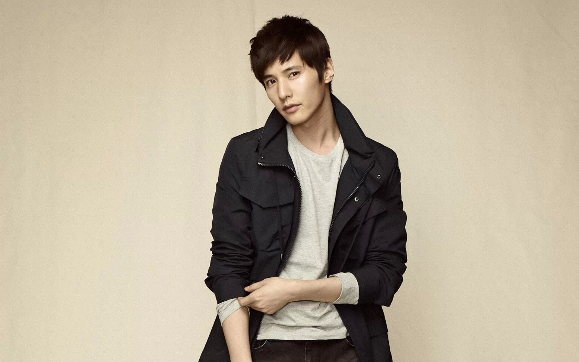 > 韩国男星元斌帅气型男魅力极简写真桌面壁纸(1920×1200)