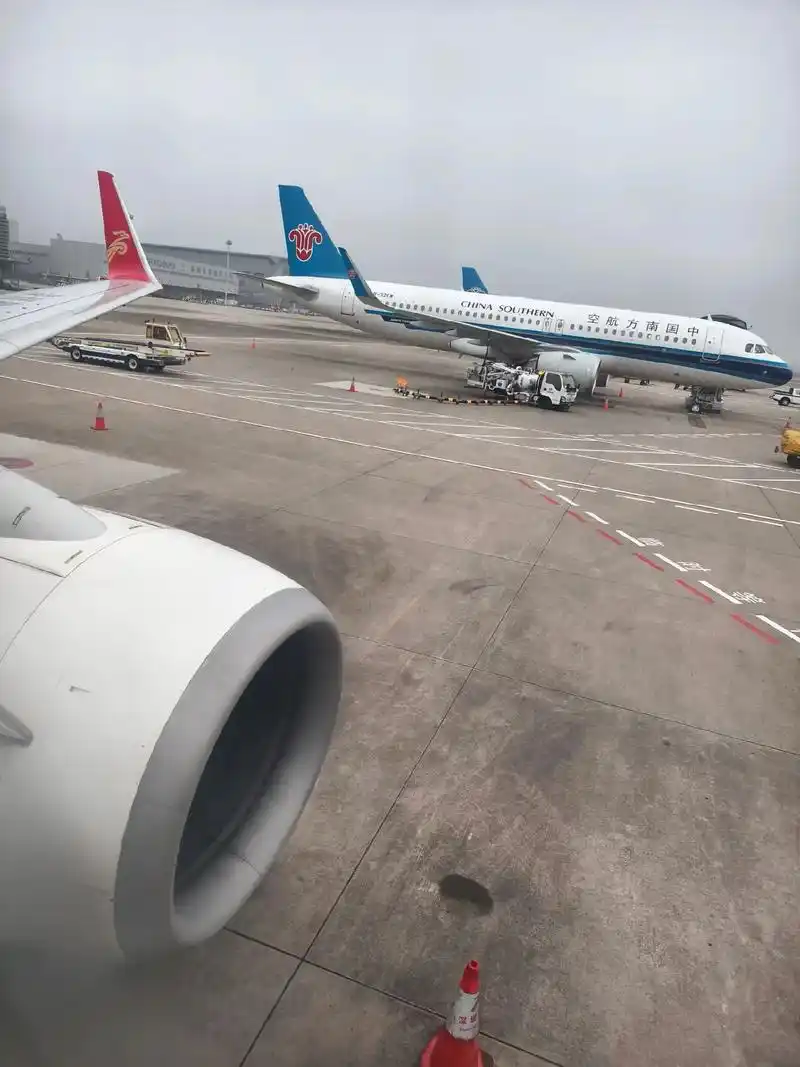 坐飞机旅行是探索世界的一种绝佳方式,它将带给你无尽的惊喜和美 - 抖