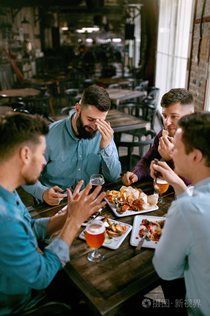 照片 朋友在晚宴上喝啤酒, 在酒吧餐厅吃东西.高分辨率.jpg