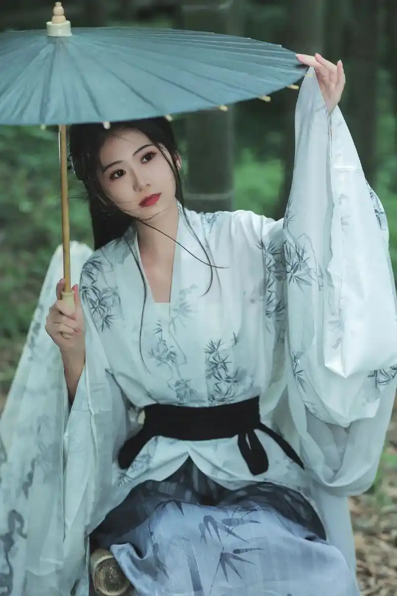 你的眼中有,胜过我见过爱过的所有山川河流 #关晓彤撑伞#图文 - 抖音