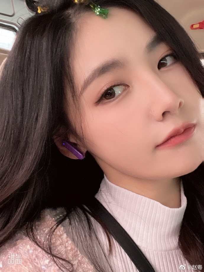 赵粤六宫格比耶自拍#赵粤周一开工自拍好可爱呀!