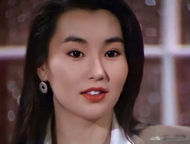 张曼玉在很小的时候,便跟随父母在海外生活,虽然成年之后的活动轨迹