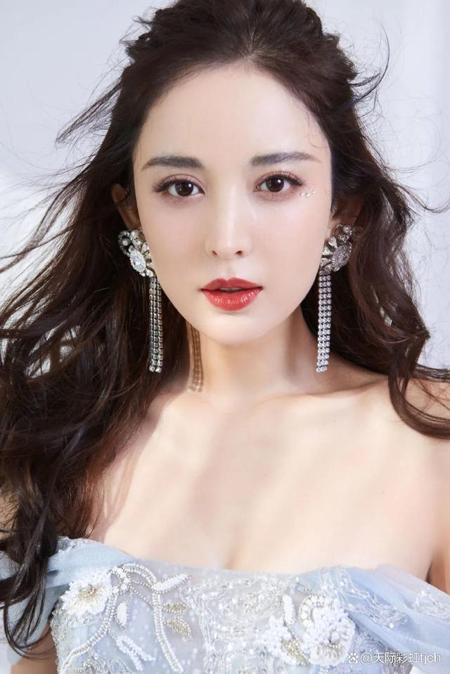 从职业模特到女演员,古力娜扎以出众的外貌和才华走进了人们的视野.