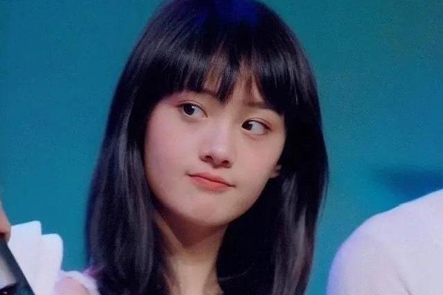 原创 郑爽18岁旧照曝光!穿白裙搭齐刘海清纯甜美,五官精致自带婴儿肥