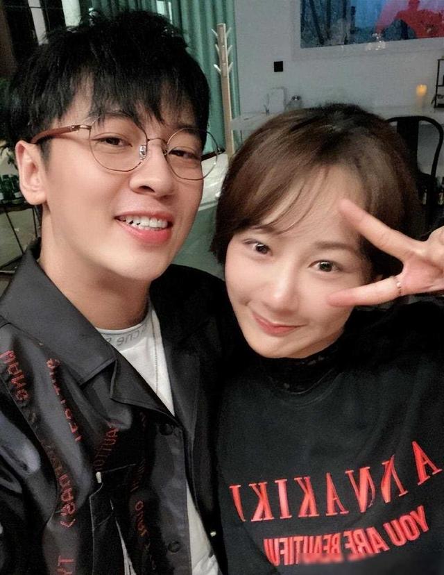 杨紫大学同学结婚,张一山担任伴郎,戴眼镜封印颜值不抢新郎风头