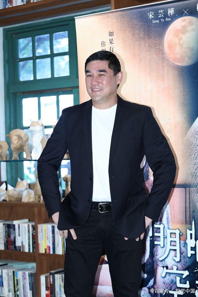 宋芸桦穿牛仔扎染套装时髦 吴大维穿黑色西装演绎雅痞绅士范儿