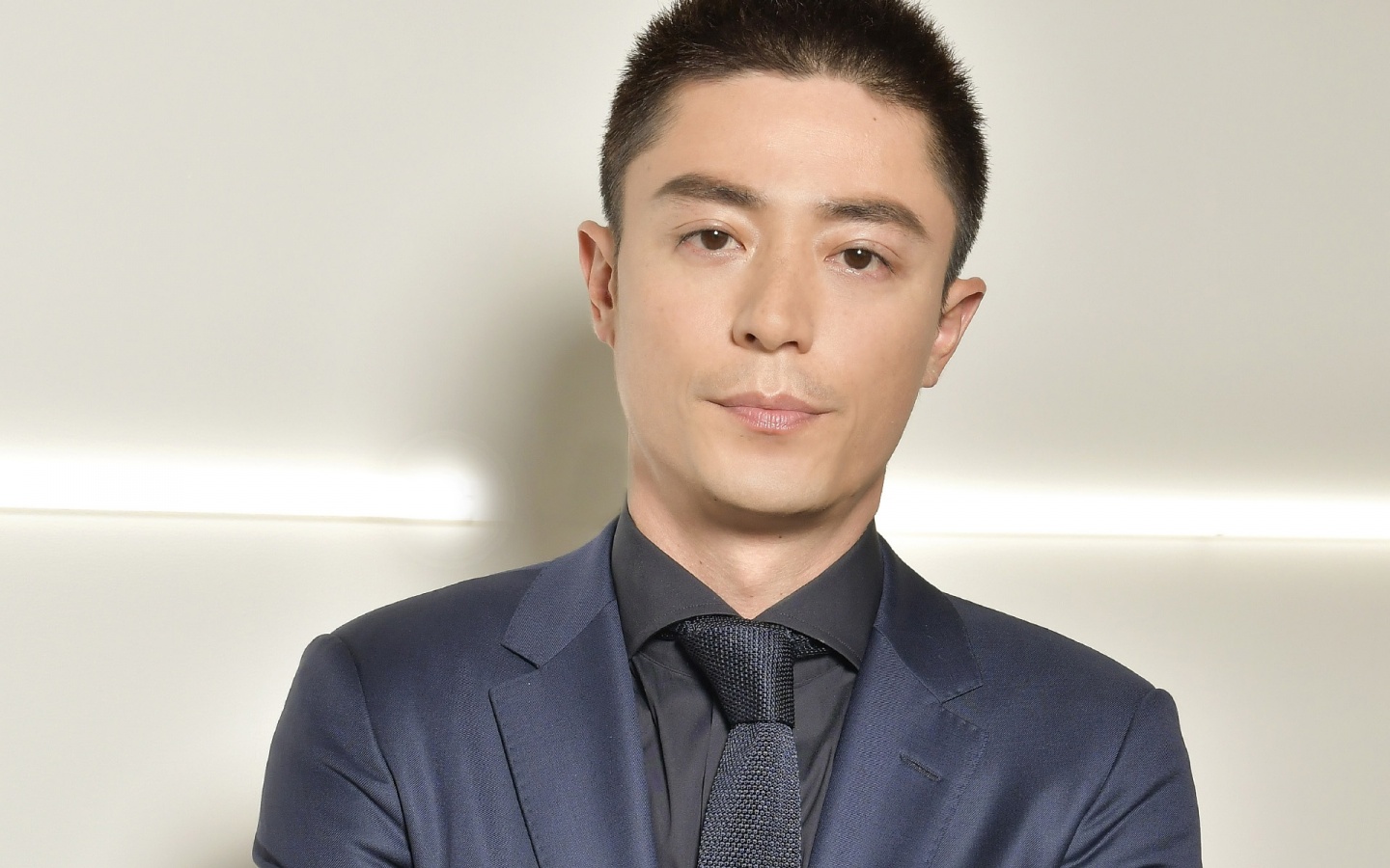 霍建华最新西装帅气写真,高清图片-壁纸族