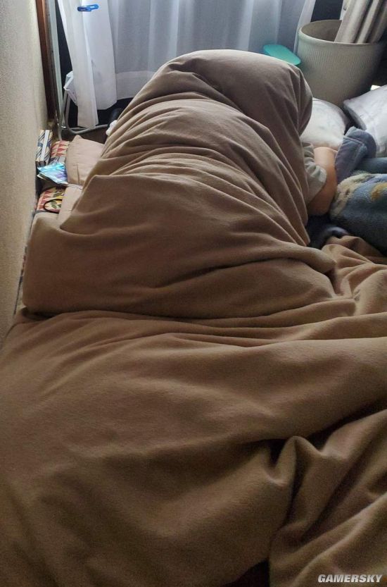 为了和女友睡在同一张床上日本这小哥拼尽了全力
