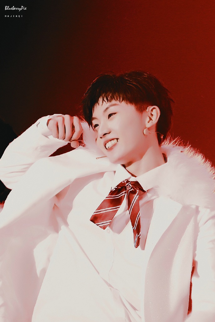 con手捧玫瑰 也紧紧握枪查看图片查看图片查看图片@台风少年团-马嘉祺