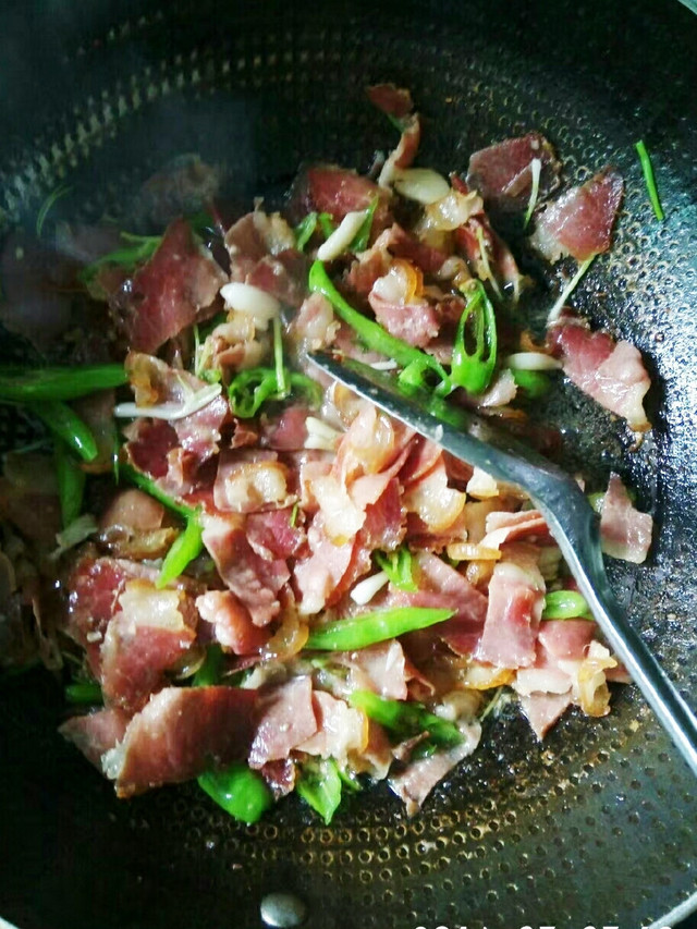 农村熏制腊肉,一学就会的下饭菜,比饭店更好吃,一家炒肉百家香