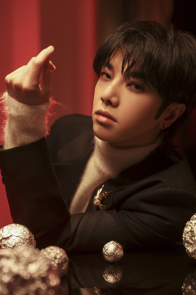 华晨宇#时尚芭莎年度派对#造型暗纹西装尽显儒雅气质,期待今晚的舞台!