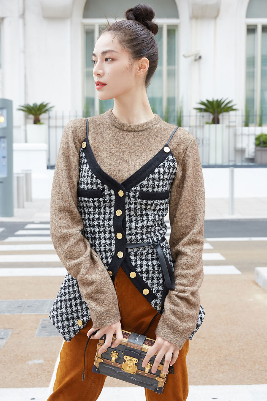 钟楚曦双面演绎法式情调 酷感甜美风情撩人