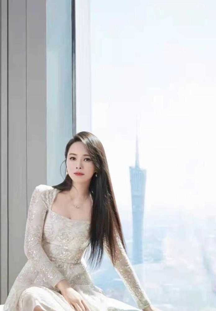 53岁伊能静真很会保养,穿白色连衣裙配披肩长发,说35岁都信插图