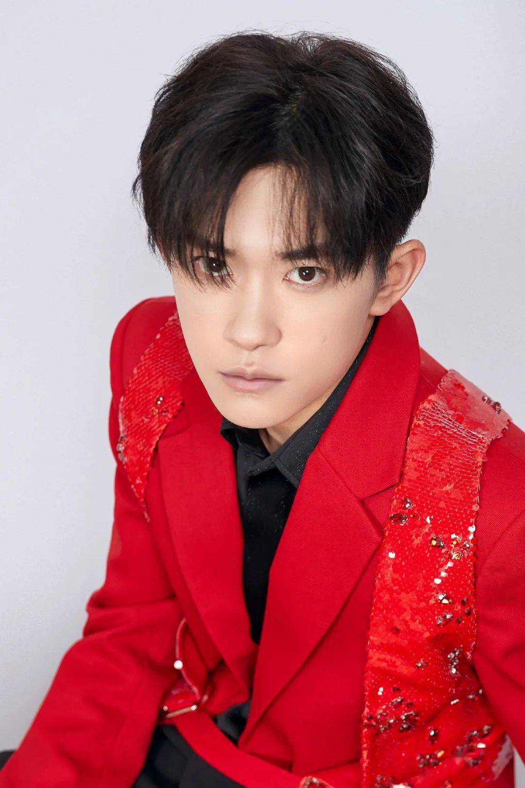 身穿红色的易烊千玺,活力满满!_高冷_低调_后便