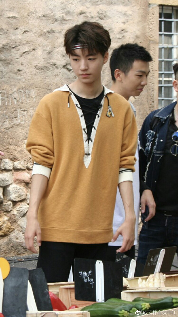 王俊凯今日录制《中餐厅》路透