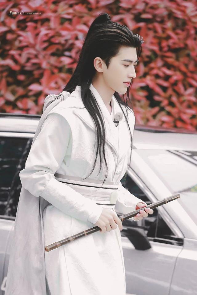 蔡徐坤壁纸:侧颜立体精致身姿帅气挺拔,白衣古装的翩翩公子!