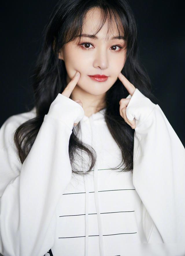 郑爽真是时髦精脏辫发型搭配金色短裙又美又酷