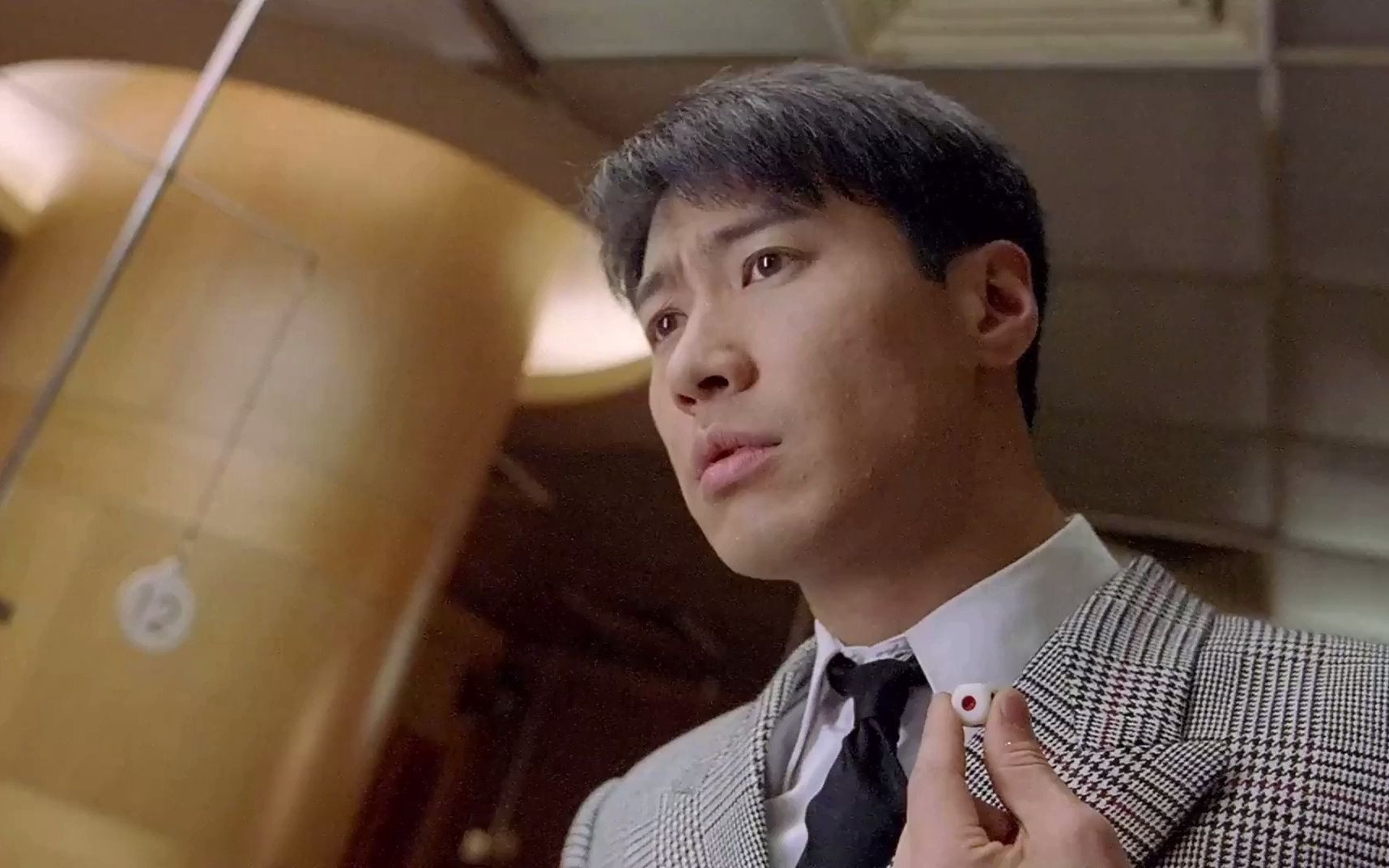 黑老大不信黎明是赌神,非要玩摇骰子,玩了三把就懵了!