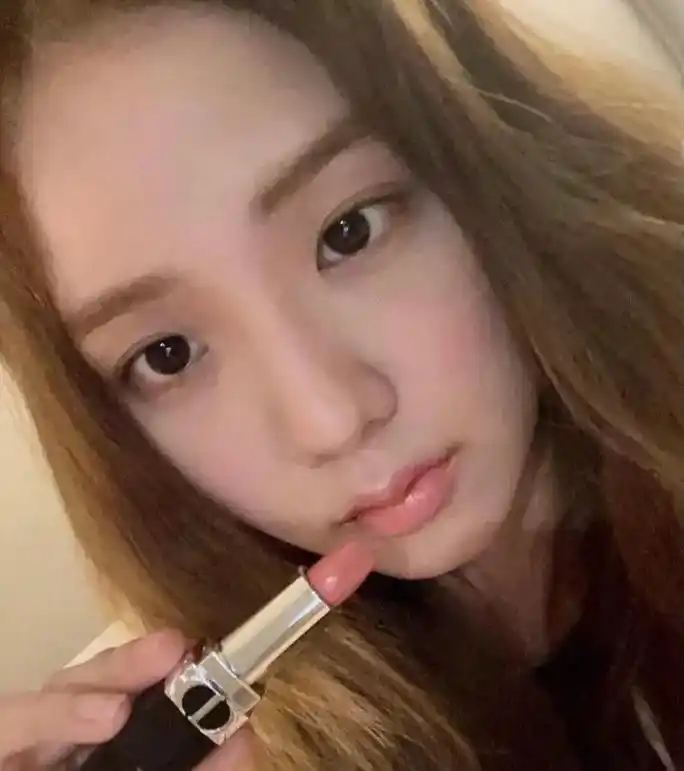 金智秀jisoo  好爱啊!宝宝的自拍照. - 抖音