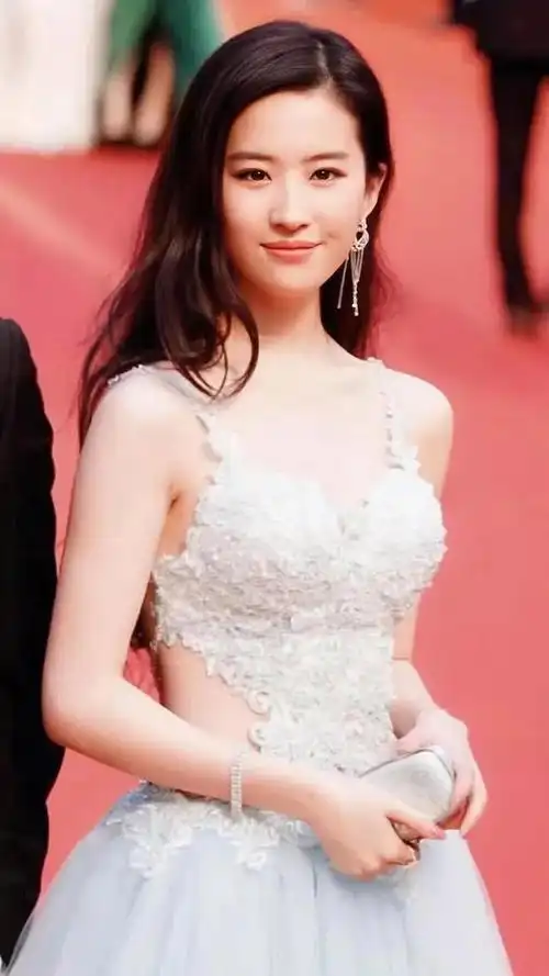 刘亦菲17岁广告照被疯传无任何美颜她当时的颜值怎么样