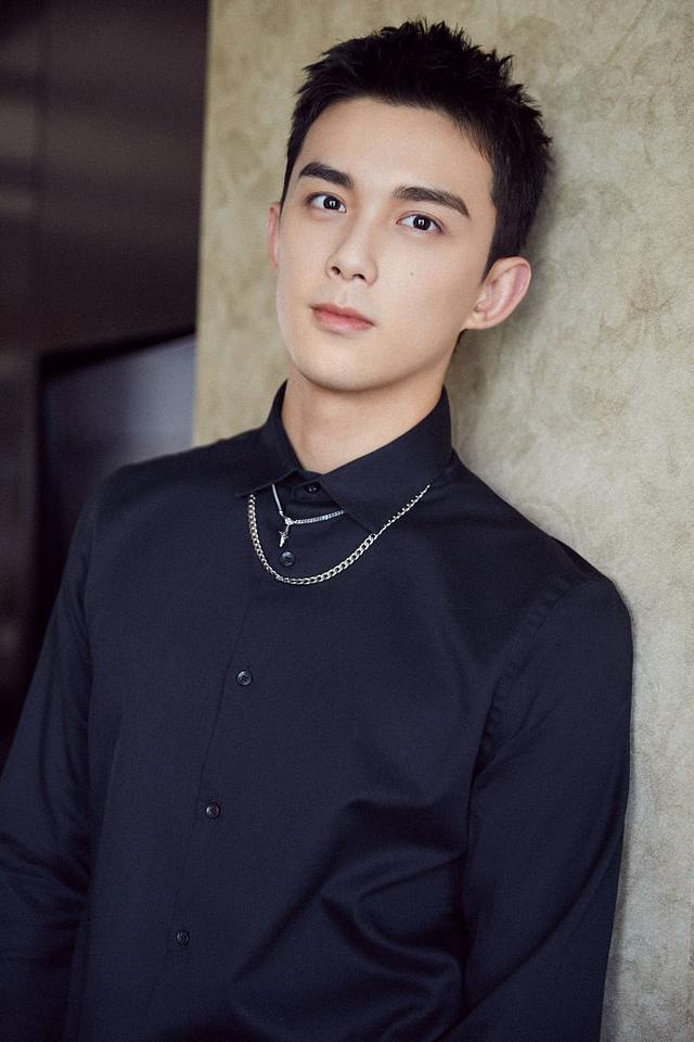 吴磊短发造型"眼神杀"英气十足,白西装配黑衬衫尽显绅士范!