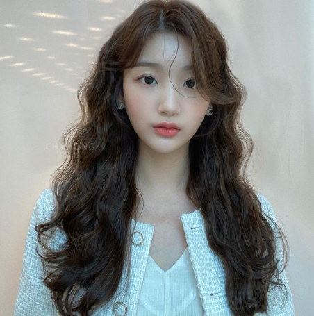 "果冻烫"打造精致小脸造型(烫发图片女2021最新款)