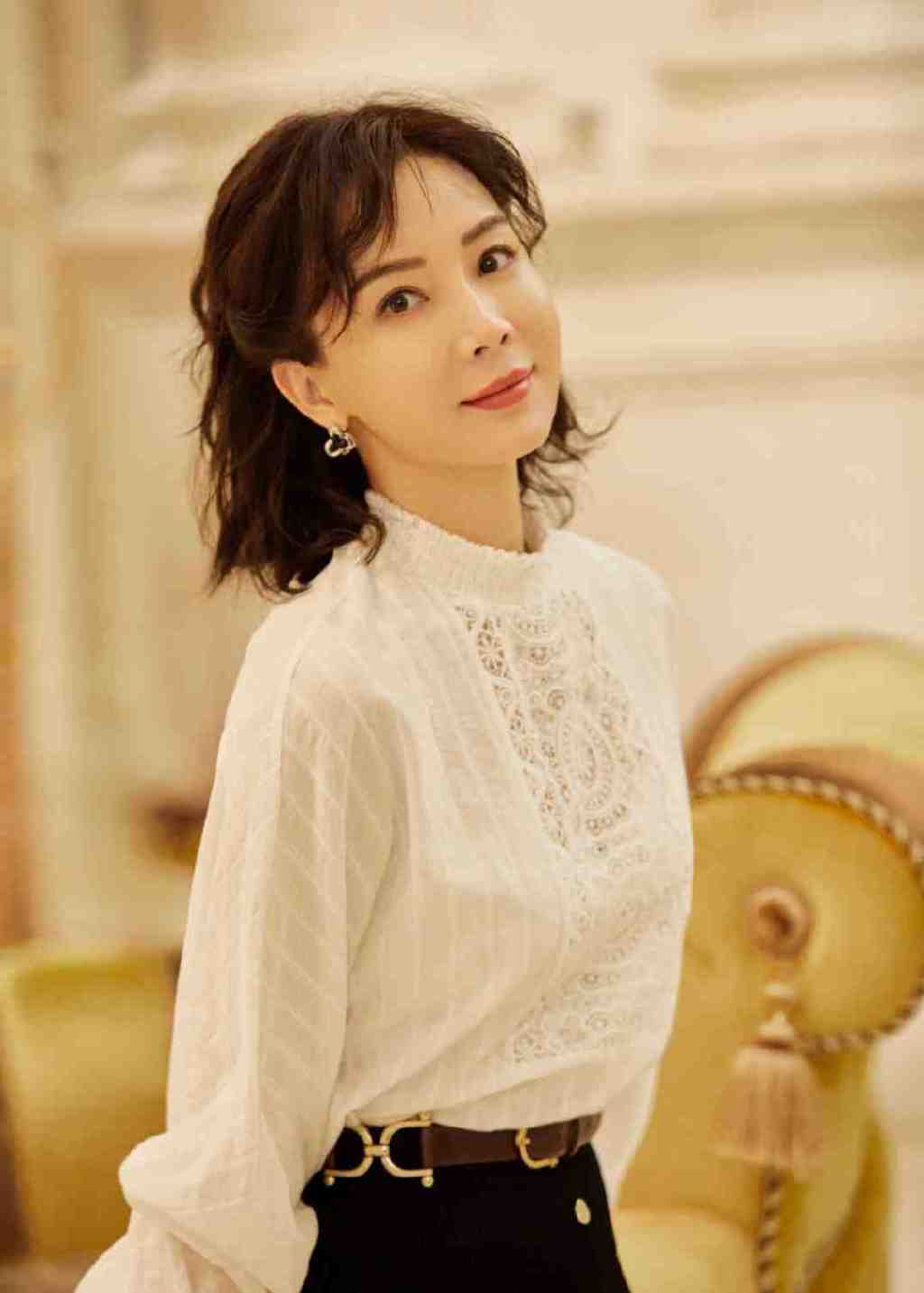 女人过了40岁该剪什么发型?看袁泉陈数就知道了,气质又减龄